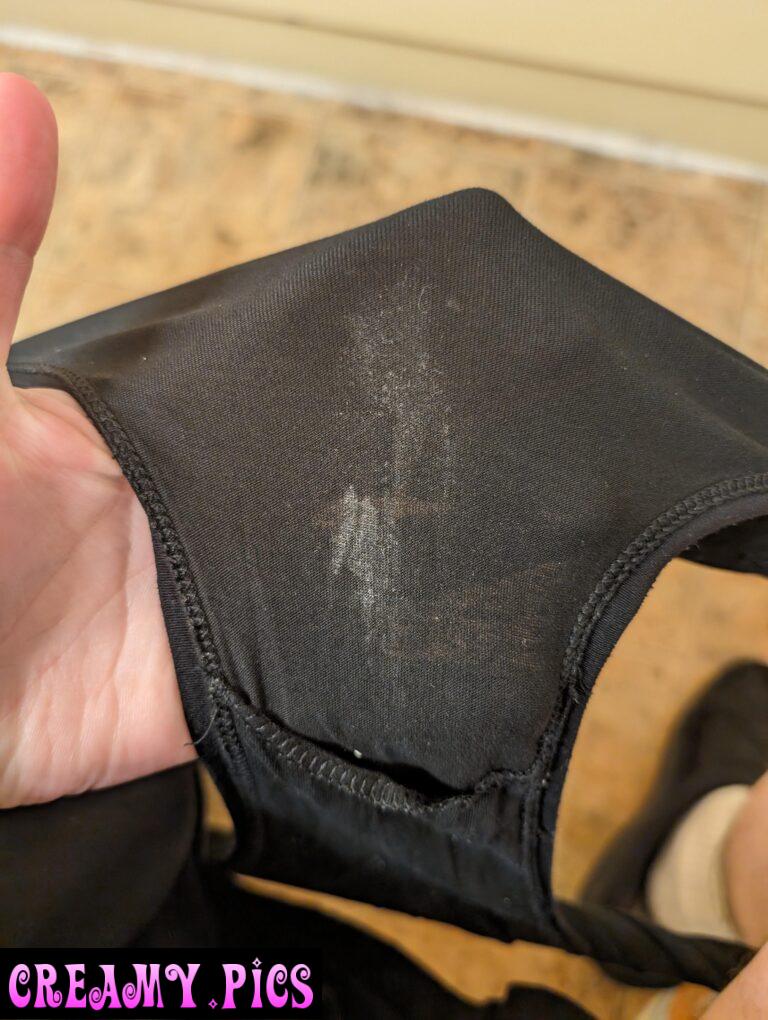 It gets me wet thinking about all the men with my panties on their face while they stroke for me 🥴