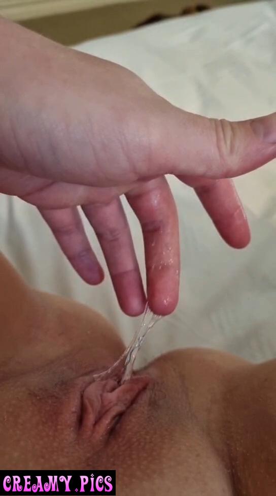 My girl loves sending me pics and videos of her dripping grooly hole 🤤